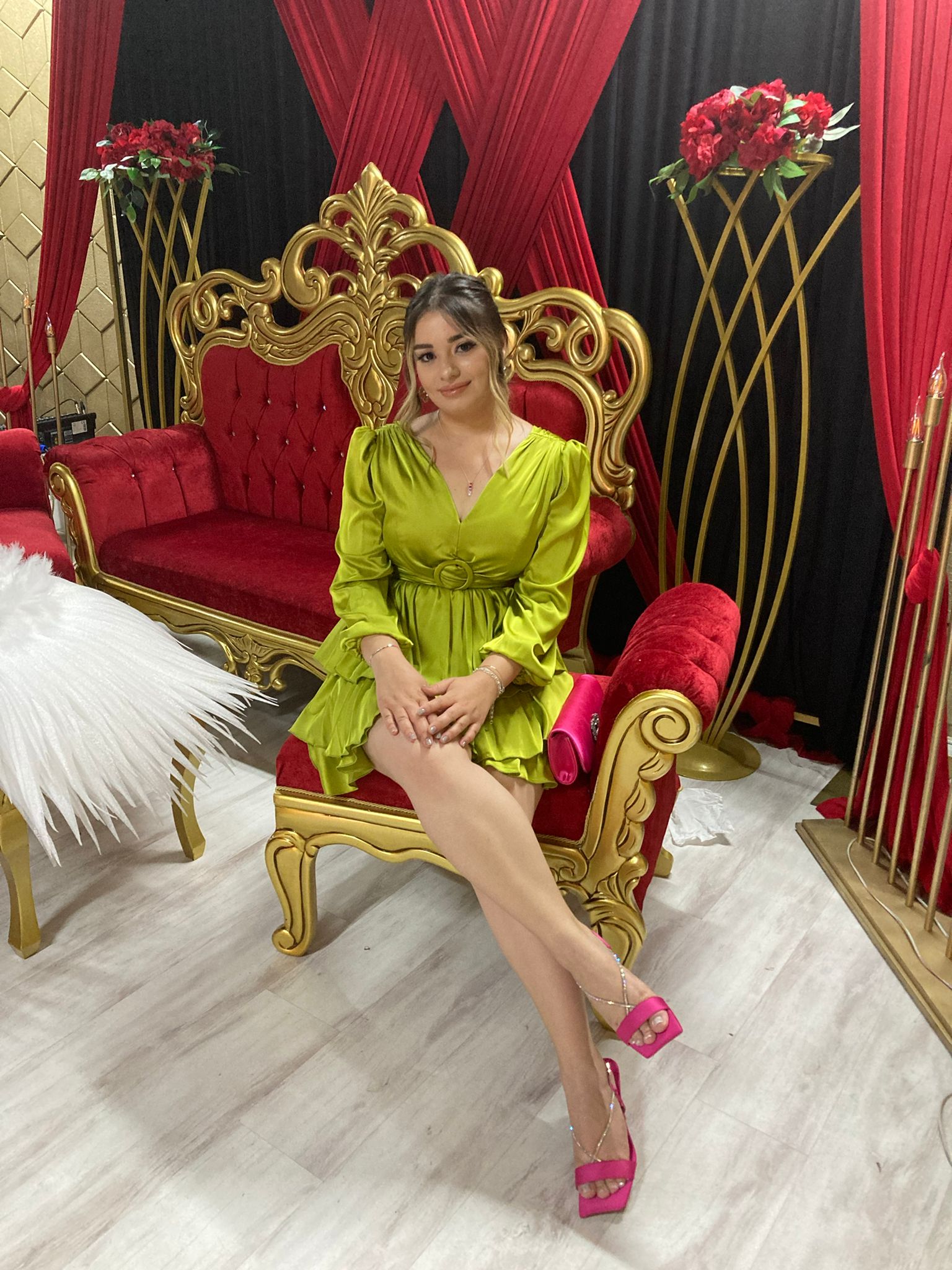 Fıstık yeşili saten beli pencere detay elbise Fıstık yeşili saten beli pencere detay elbise