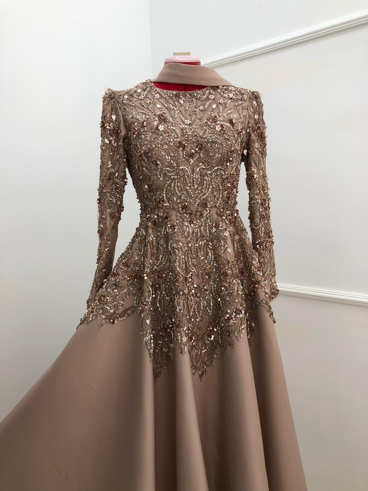 Taşlı ve pullu uzun kollu nişan elbisesi Taşlı ve pullu uzun kollu nişan elbisesi