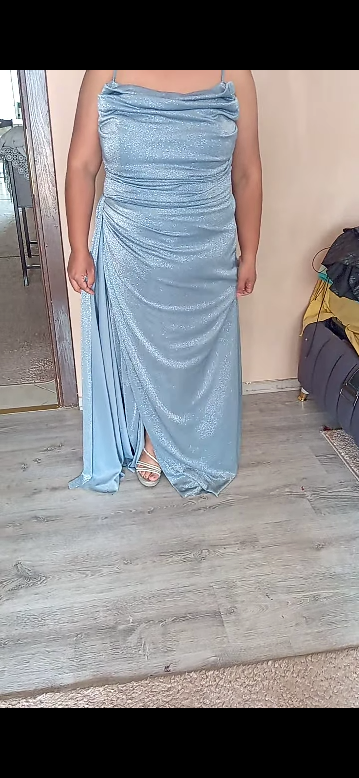 Taşlı gece elbisesi Taşlı gece elbisesi