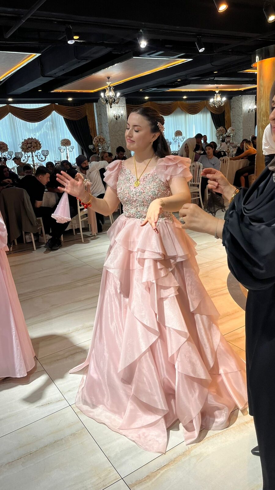 Toz pembe işlemeli organze katlı kollu abiye Toz pembe işlemeli organze katlı kollu abiye
