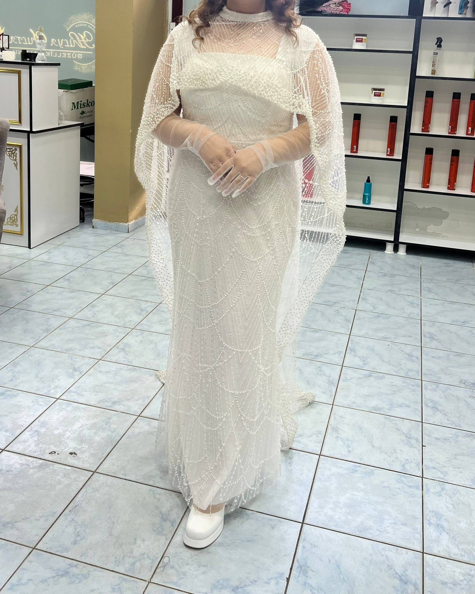 inci detaylı pelerinli beyaz nişan elbisesi inci detaylı pelerinli beyaz nişan elbisesi