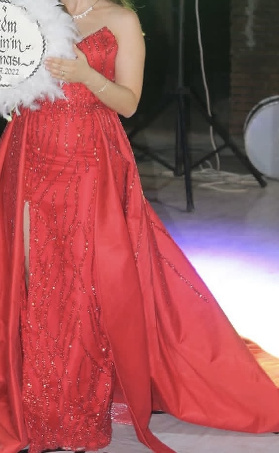 Kırmızı uzun kuyruklu kına elbisesi Kırmızı uzun kuyruklu kına elbisesi