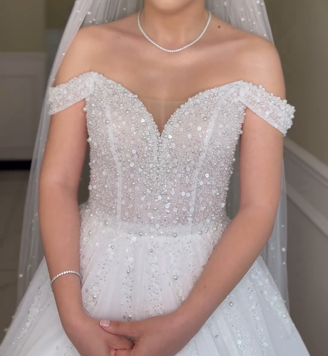 Kayık yaka incili gelinlik Kayık yaka incili gelinlik