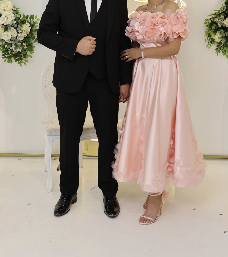 Yakası çiçek detaylı pembe abiye Yakası çiçek detaylı pembe abiye