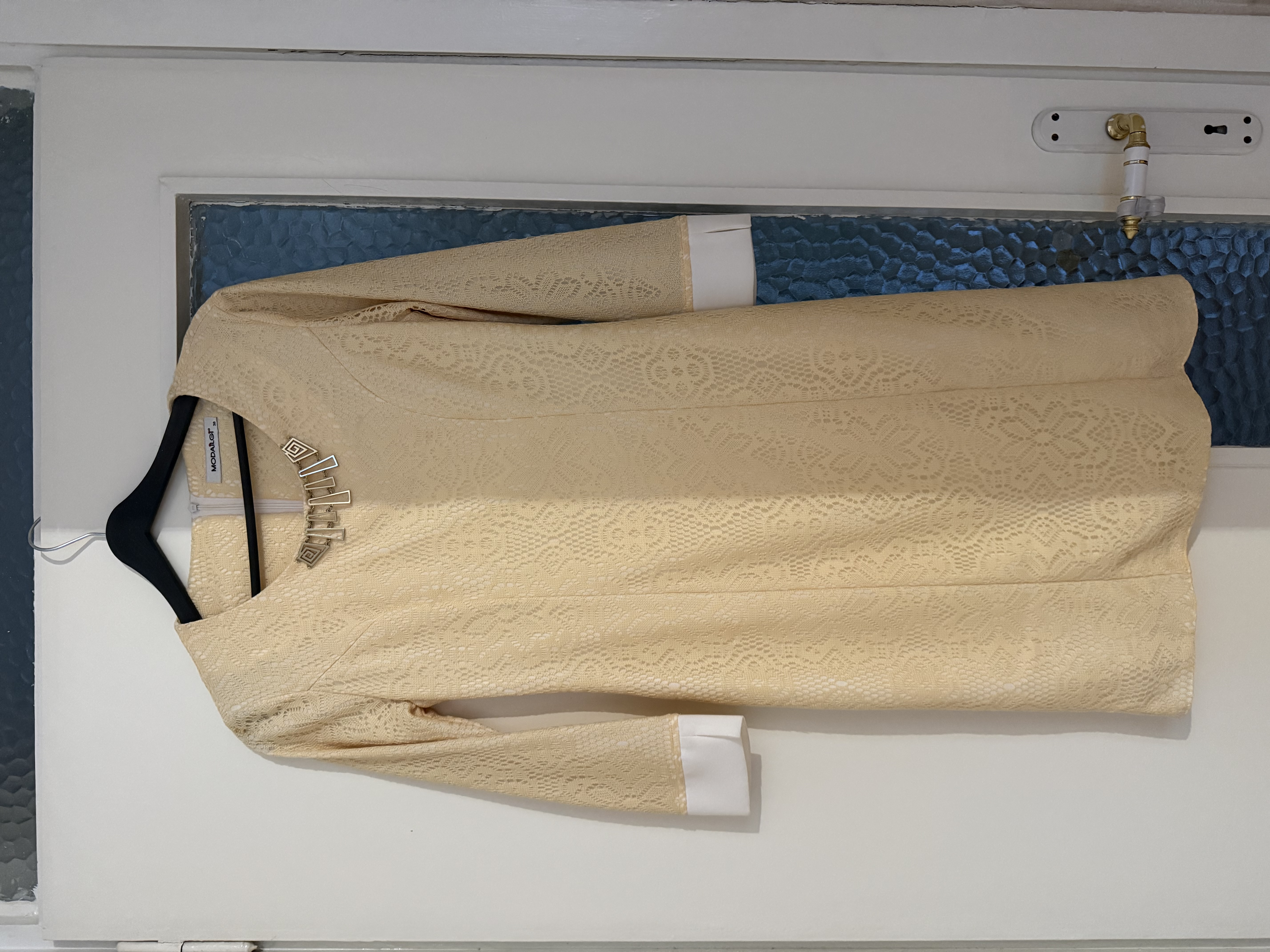 Kiralık Sarı Dantel Desenli Ajurlu Uzun Kollu Elbi Kiralık Sarı Dantel Desenli Ajurlu Uzun Kollu Elbi