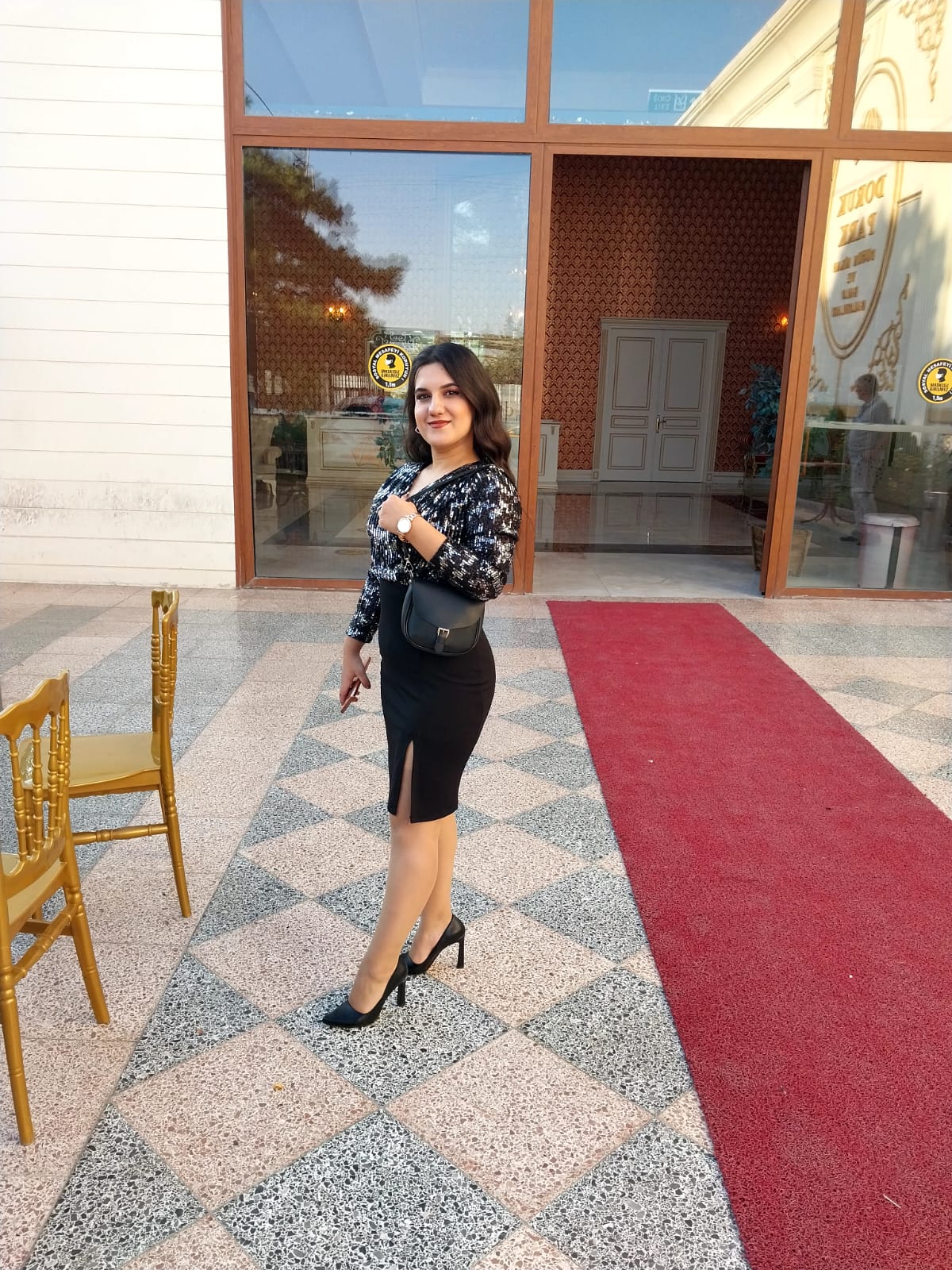 Siyah pullu şık bir yer için abiye elbise Siyah pullu şık bir yer için abiye elbise