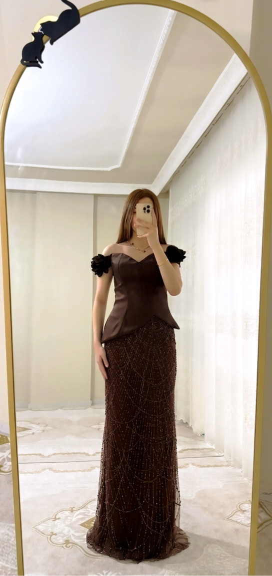 Kayık yaka çiçekli aplikeli uzun abiye Kayık yaka çiçekli aplikeli uzun abiye