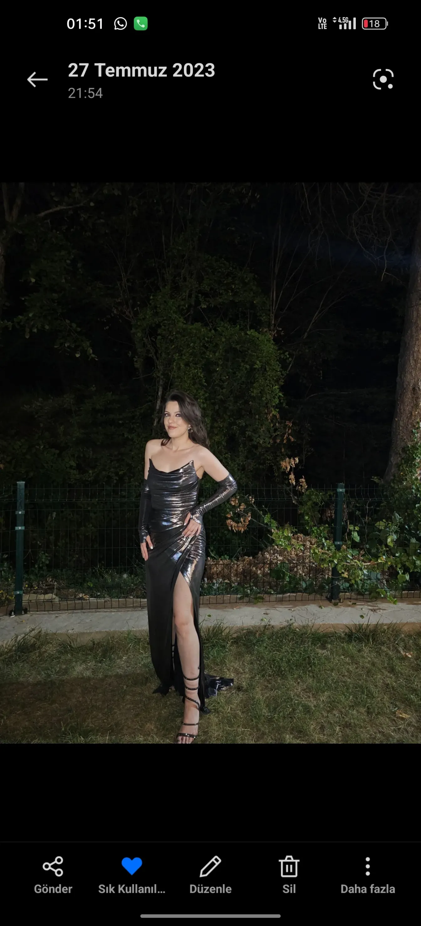 Parlak Gri tasarım elbise Parlak Gri tasarım elbise